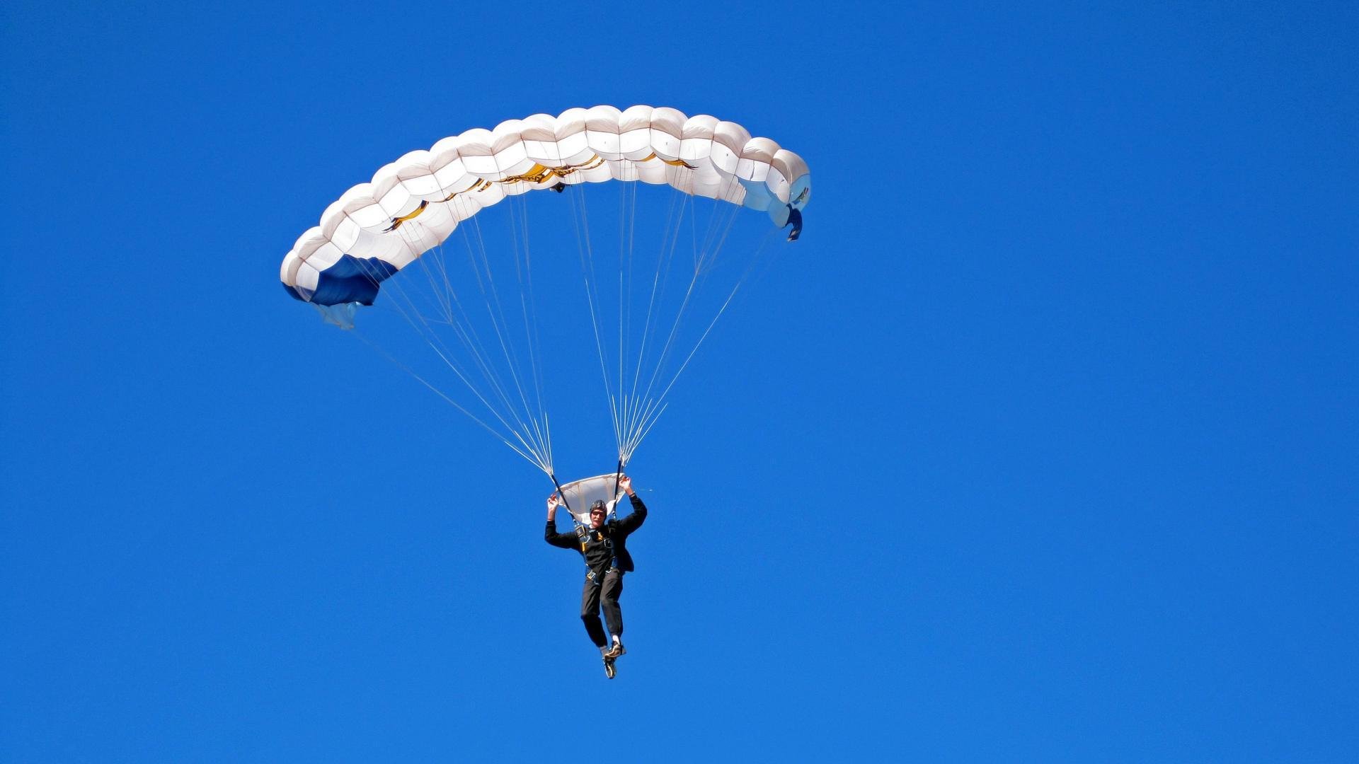 日本骑手高桥洋子在2024年国际马术障碍大奖赛中与“闪电”马匹获得亚军，表现出色。